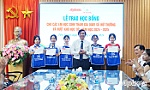 Trao 10 suất học bổng cho học sinh có hoàn cảnh khó khăn học tốt