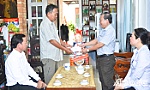 Đồng chí Nguyễn Ngọc Trầm thăm, tặng quà cán bộ Quân đội nghỉ hưu