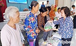 Nguyên Phó Chủ tịch nước Trương Mỹ Hoa tặng quà và trao học bổng tại xã Phú Nhuận