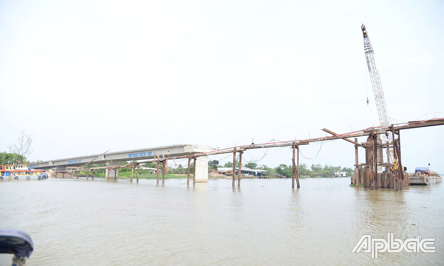 Tất bật trên công trường cầu Tân Phong