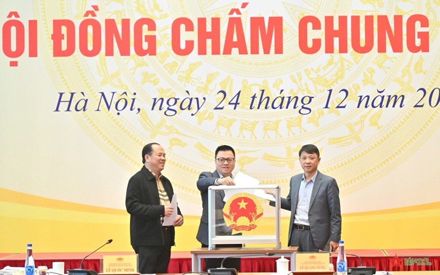 Hội đồng chấm Chung khảo Giải Diên Hồng lần thứ ba lựa chọn các tác phẩm xuất sắc