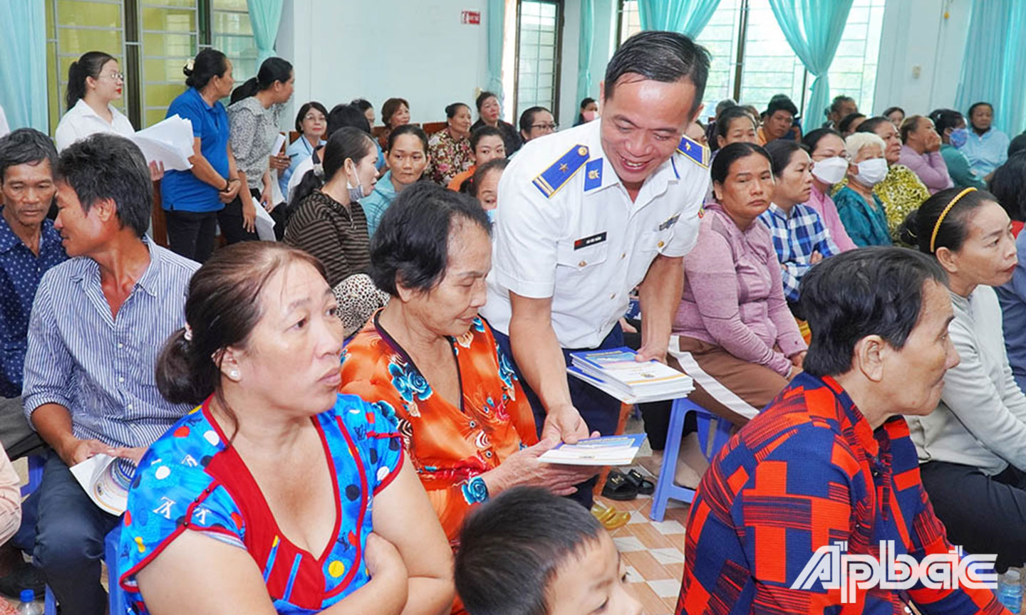 Phát tờ rơi tuyên truyền pháp luật biển đao cho ngư dân Cần Giò
