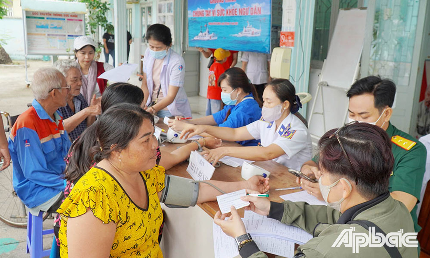 Quân y Vùng CSB 3 phối hợp khám bệnh cho ngu dân, hộ nghèo