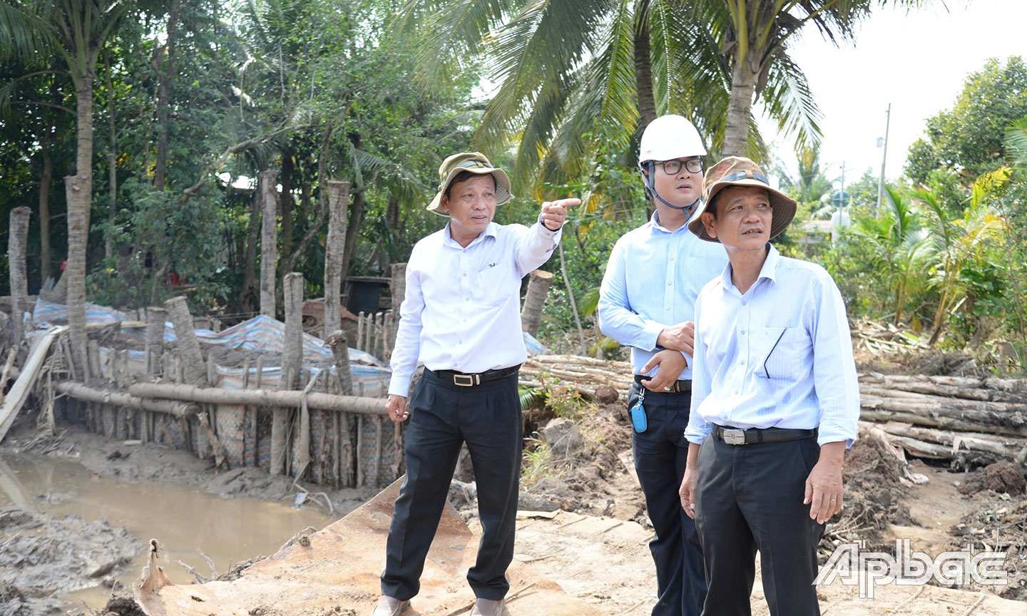 Lãnh đạo Ban Quản lý dự án đầu tư xây dựng công trình giao thông thường xuyên kiểm tra, đôn đốc các nhà thầu tăng tốc thi công để công trình sớm hoàn thành và đưa vào sử dụng.