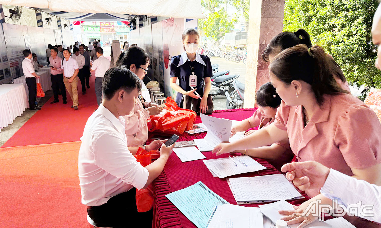 Ngày hội  việc làm trong  và ngoài nước năm 2024 do  Trung tâm  tổ chức thu hút nhiều doanh nghiệp và người lao động  tham gia.