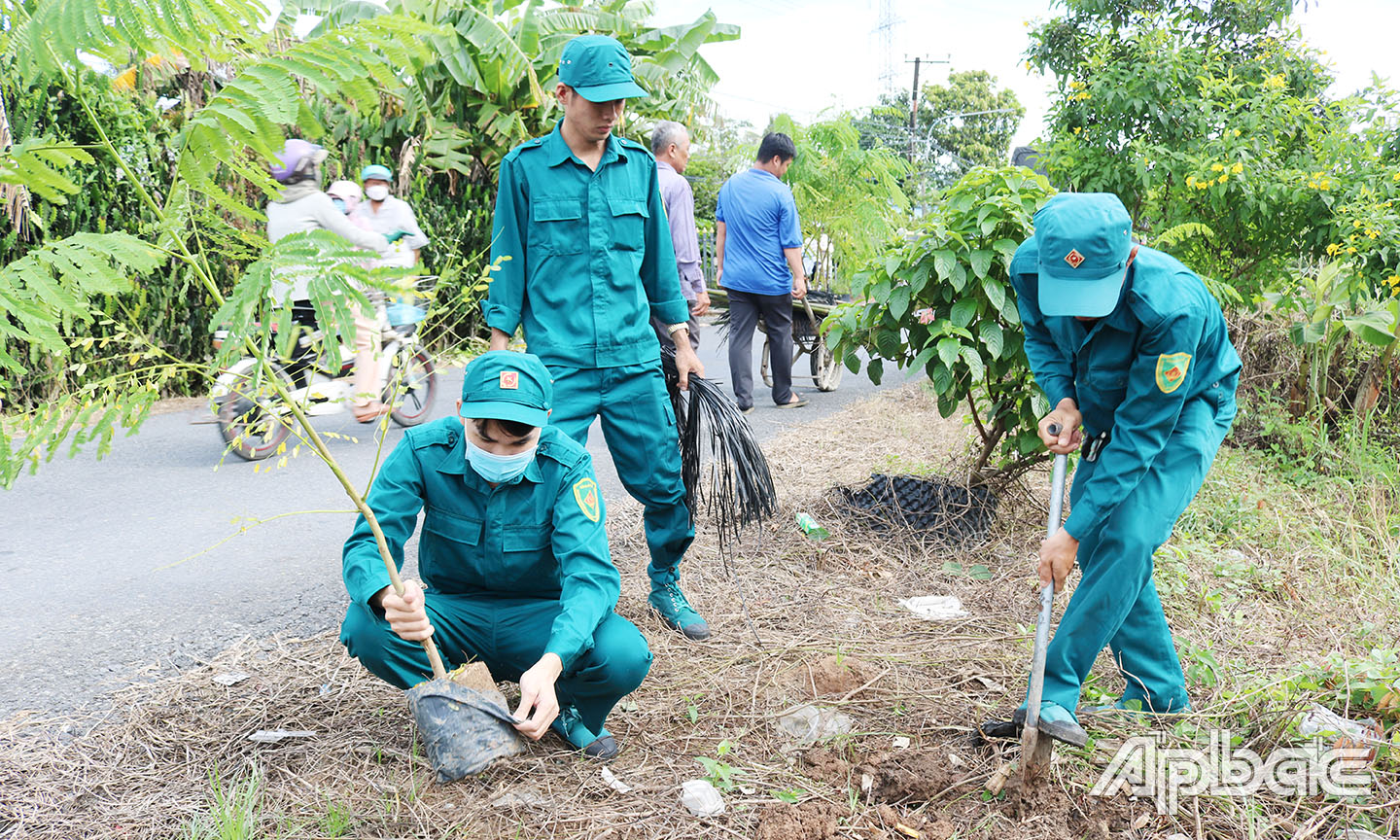 Đảng viên, dân quân và nhân dân Khu phố Bình Trị ra quân trồng cây tạo cảnh quan môi trường xanh - sạch - đẹp.