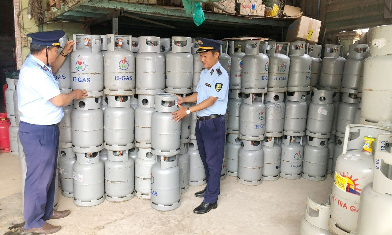 Lực lượng QLTT tỉnh kiểm tra cơ sở kinh doanh LPG tại huyện Cái Bè.