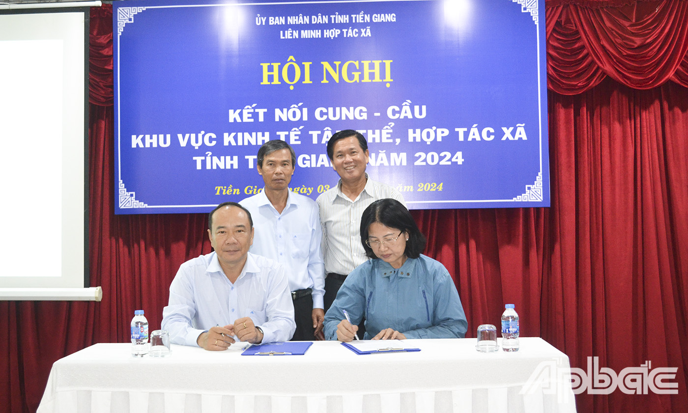 Đại diện lãnh đạo Liên minh HTX tỉnh Tiền Giang ký kết thỏa thuận hợp tác với các công ty và HTX.