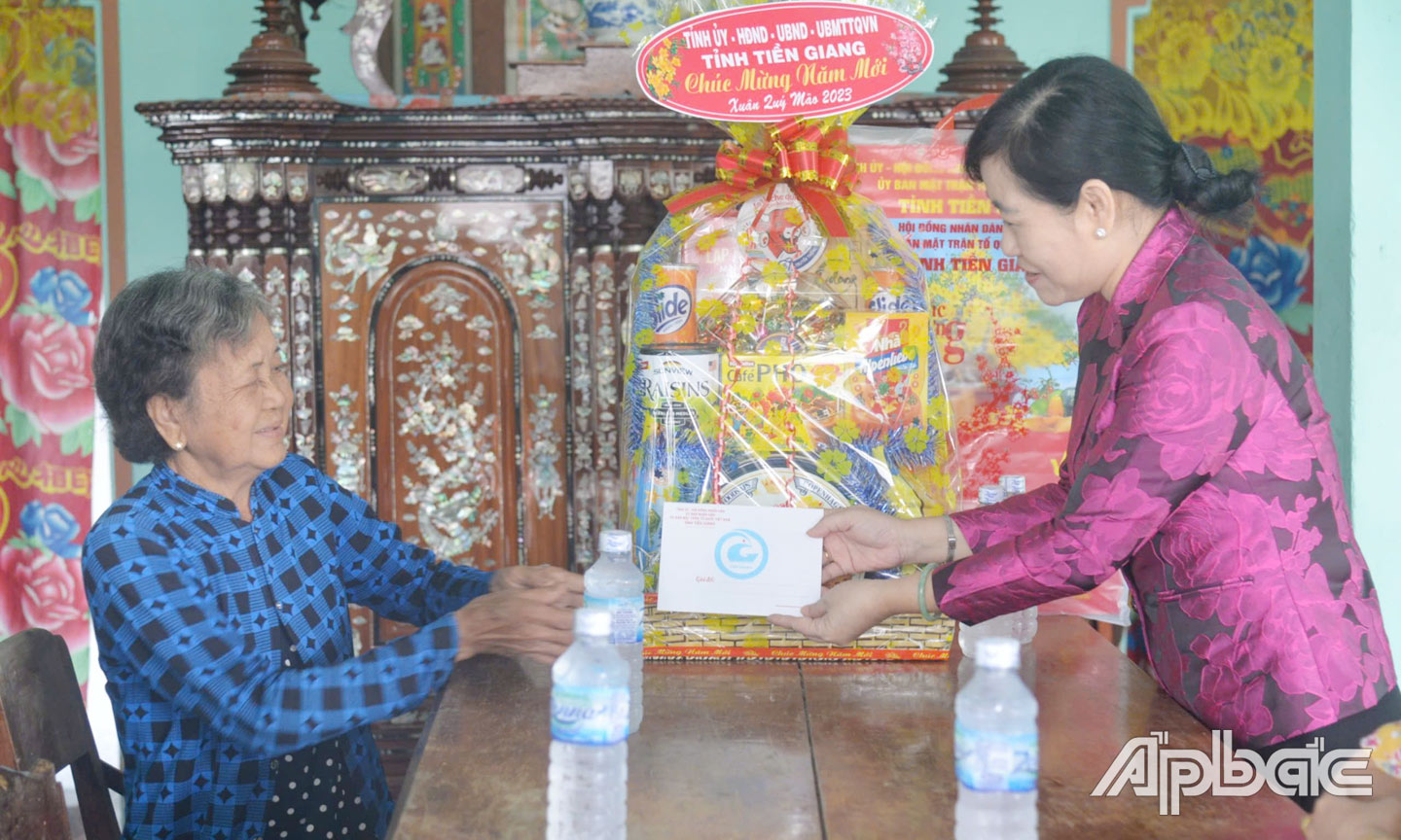 Đồng chí Châu Thị Mỹ Phương, Ủy viên Ban Thường vụ, Chủ tịch HĐND tỉnh,  Trưởng Ban Tuyên giáo Tỉnh ủy thăm người có công với cách mạng.