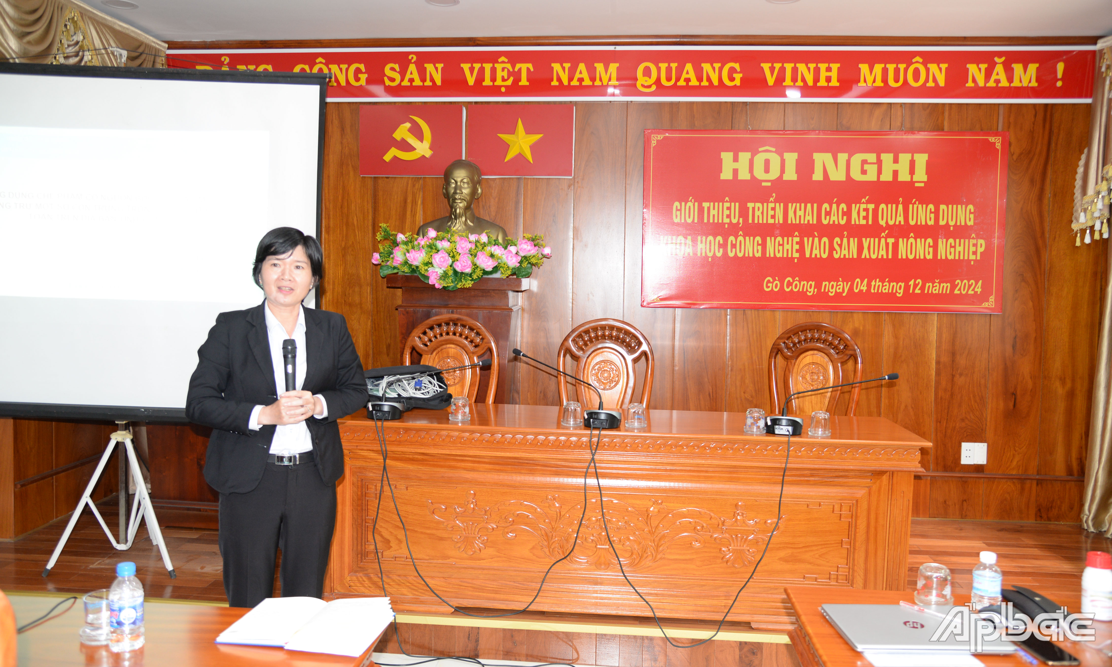 Thạc sĩ Phan Hà, Trưởng Phòng Quản lý Khoa học - Sở KH&CN giới thiệu kết quả Đề tài Nghiên cứu công nghệ sản xuất, ứng dụng chế phẩm có nguồn gốc từ thảo mộc để phòng trừ một số côn trùng trong sản xuất rau an toàn trên địa bàn tỉnh Tiền Giang.