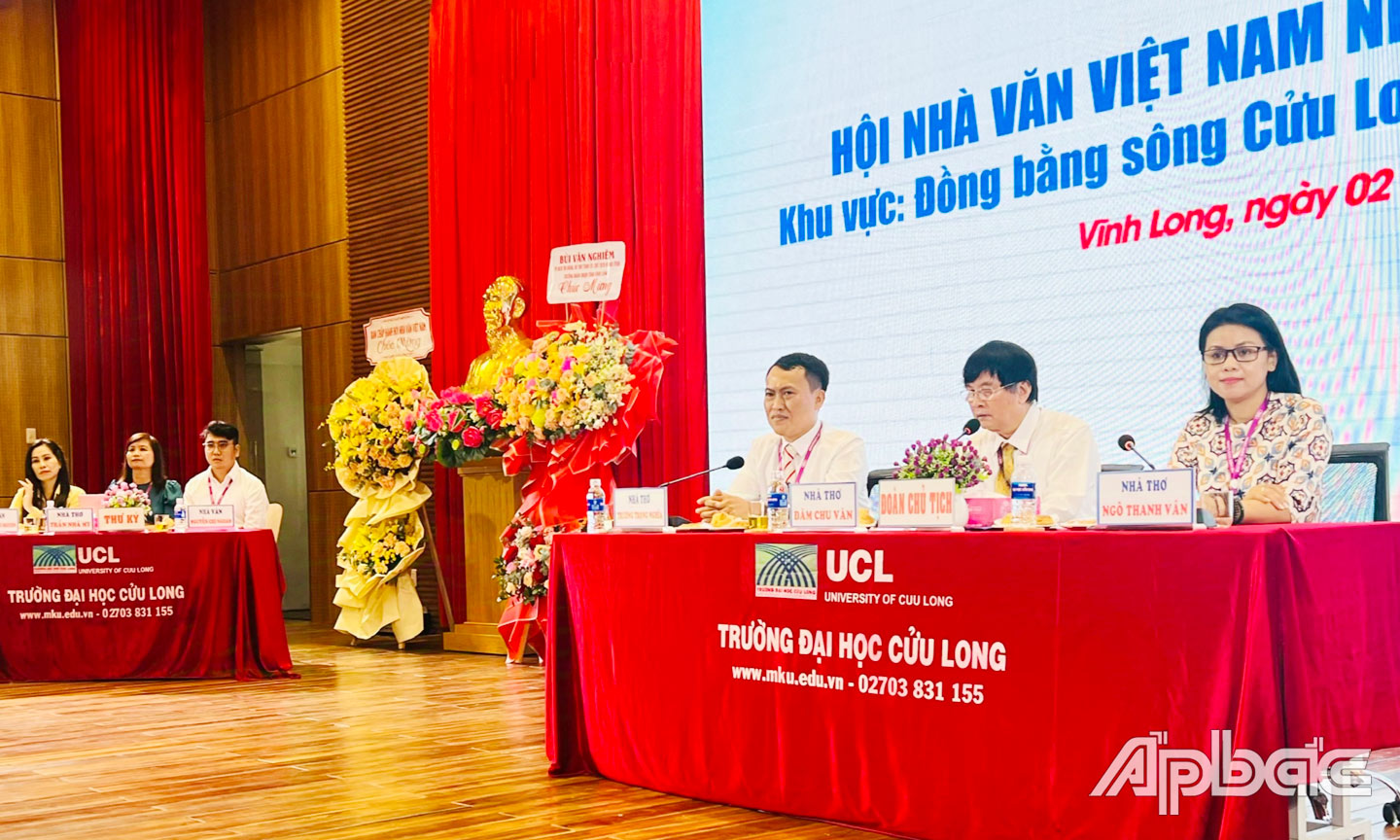 Đoàn Chủ tịch và thư ký Đại hội.