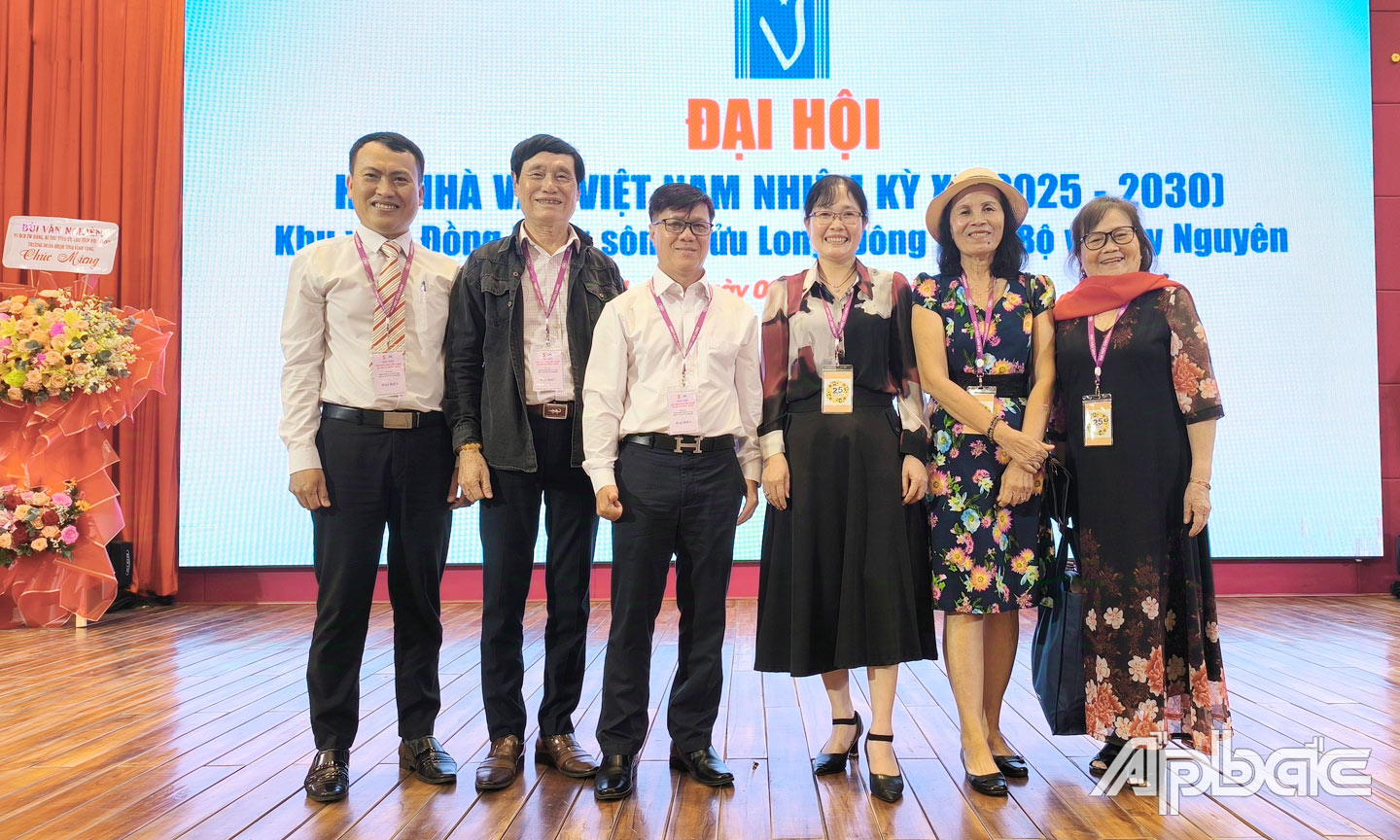 Đoàn nhà văn tỉnh Tiền Giang tham dự Đại hội.