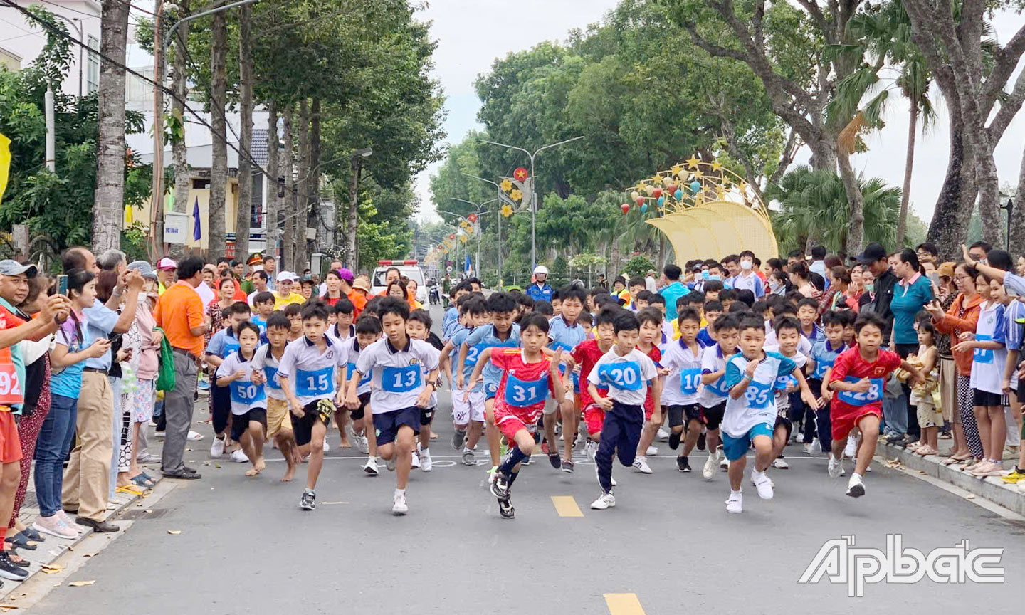 VĐV tranh tài tại Giải Việt dã các nhóm tuổi TP. Mỹ Tho năm 2024.