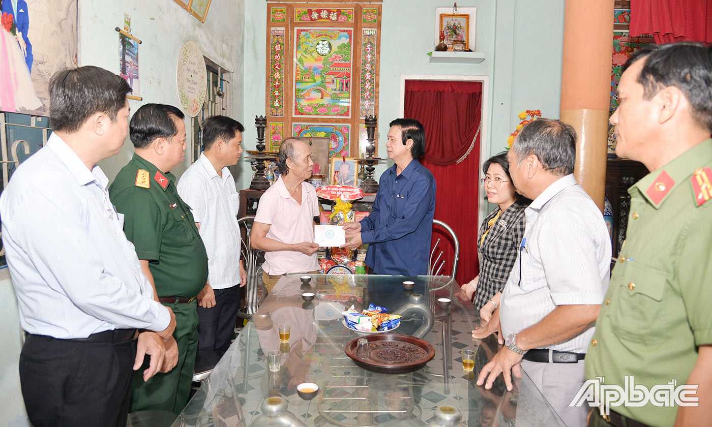  Đồng chí Nguyễn Văn Danh, Ủy viên Ban Chấp hành Trung ương Đảng, Bí thư Tỉnh ủy, Trưởng Đoàn Đại biểu Quốc hội tỉnh Tiền Giang thăm và chúc tết  thương binh Châu Văn Đức nhân dịp Tết Nguyên đán 2024.   