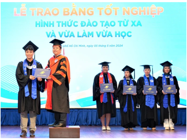 Trường Đại học Mở TPHCM trao bằng tốt nghiệp cho cử nhân chương trình đào tạo từ xa.