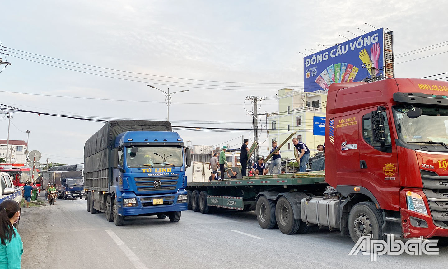 Thạch cao đổ dưới đường đang được bốc dỡ lên xe.