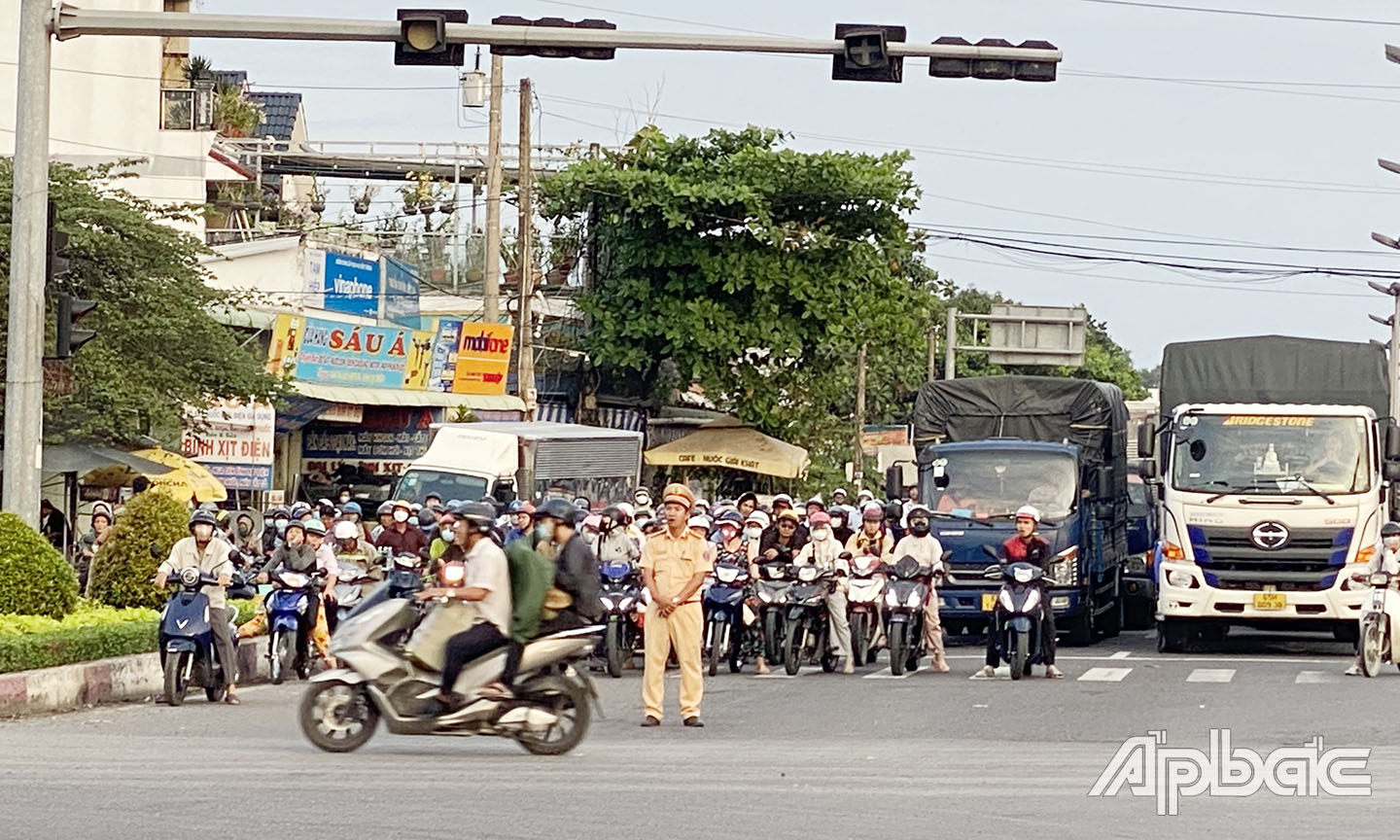 Lực lượng CSGT điều tiết tại khu vực ngã tư Đồng Tâm.