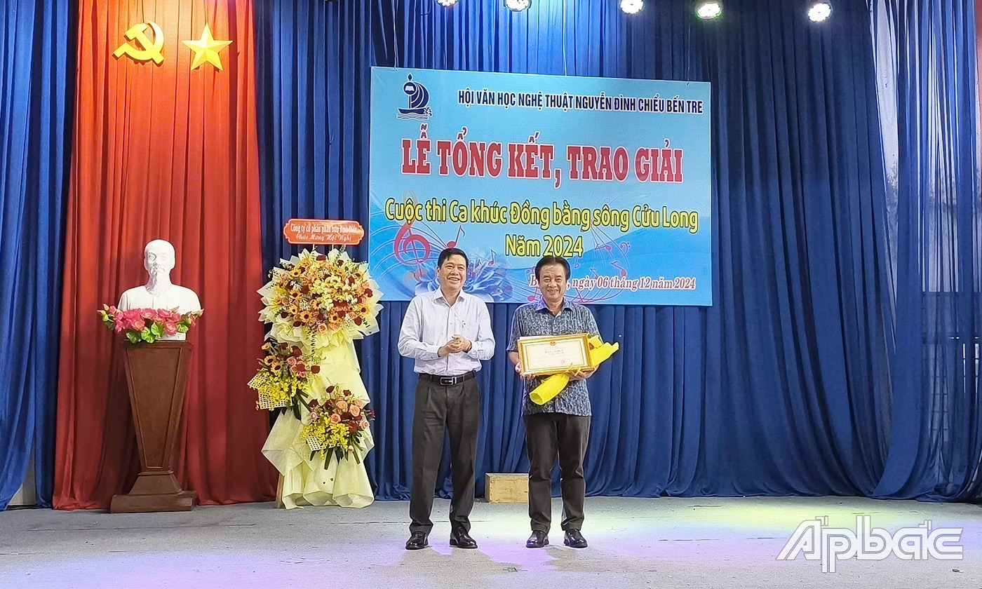 Lãnh đạo Ban Tuyên giáo Tỉnh ủy Bến Tre trao giải Nhất cho tác giả