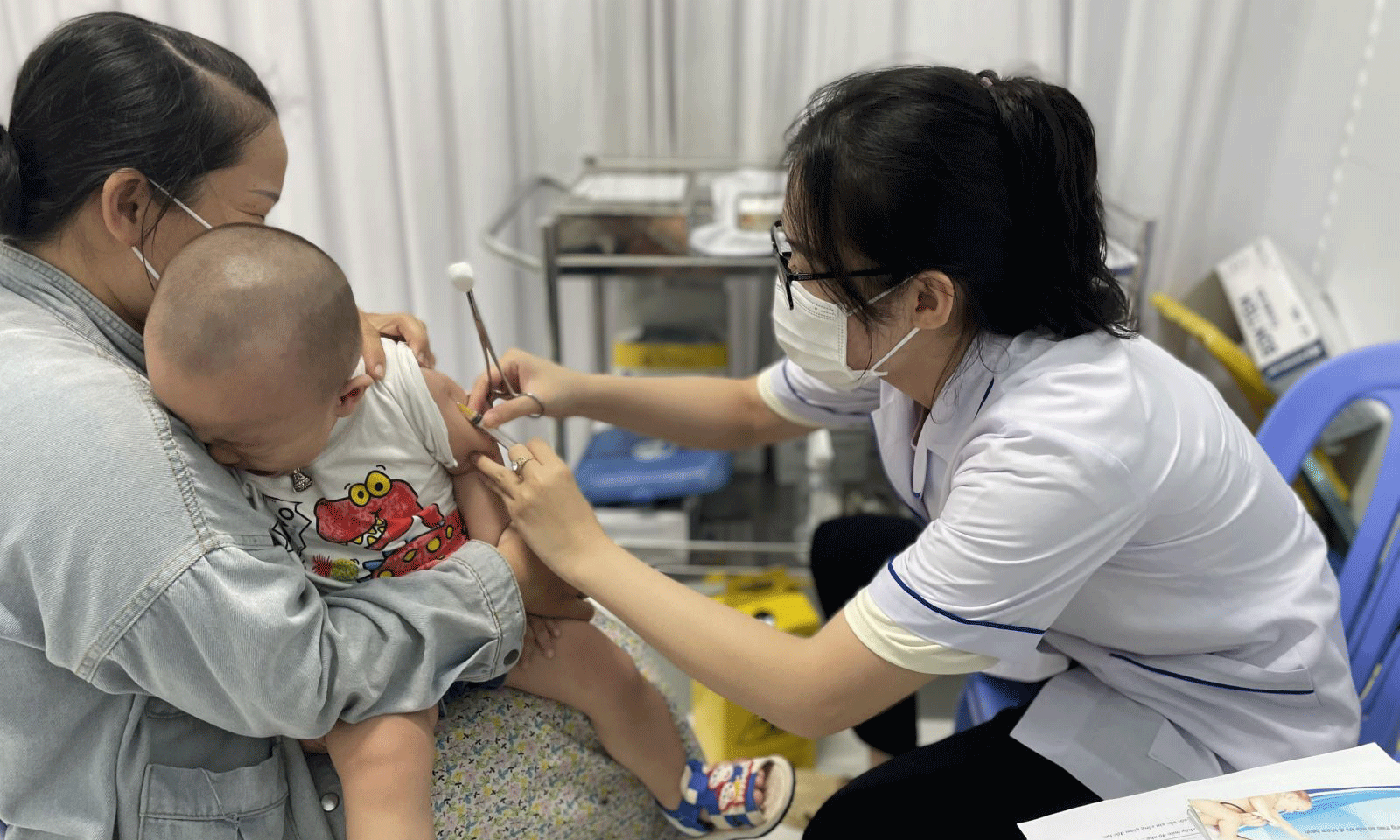 TP Hồ Chí Minh đang tiếp tục tiêm vaccine sởi cho trẻ từ 6 đến dưới 9 tháng tuổi và rà soát tiêm bổ sung tại bệnh viện cho các trẻ mắc các bệnh bẩm sinh, bệnh mạn tính chưa được tiêm vaccine phòng bệnh.