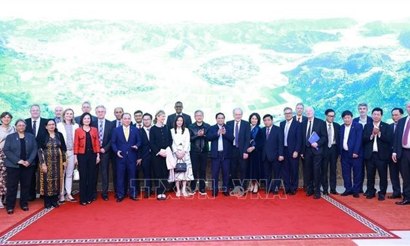 PM Pham Minh Chinh and winners of 2024 VinFuture Prize (Photo: VNA).