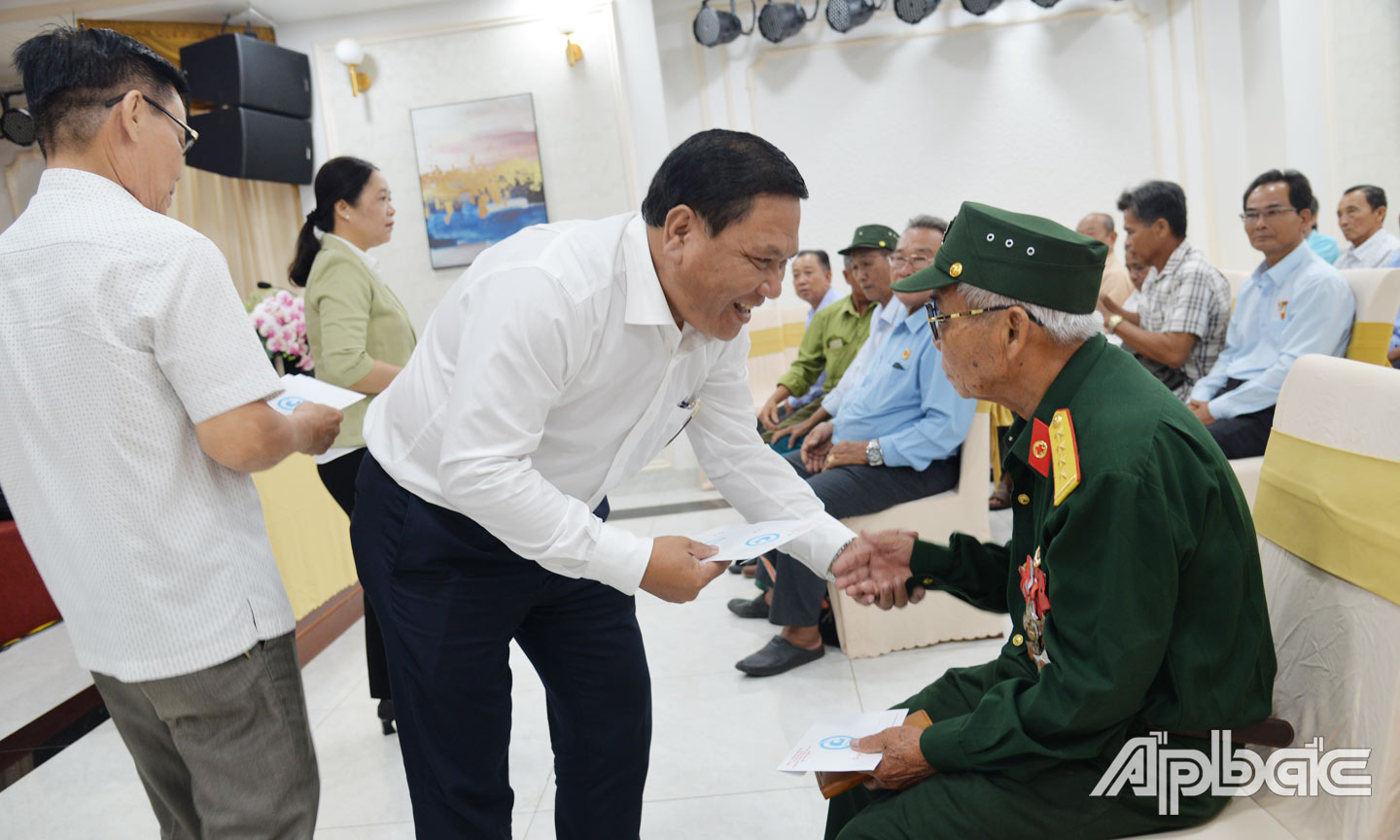 Đồng chí Lý Văn Cẩm, Giám đốc Sở LĐTB&XH trao quà cho cựu chiến binh trước chuyến  tham quan Phú Quốc (tỉnh Kiên Giang).