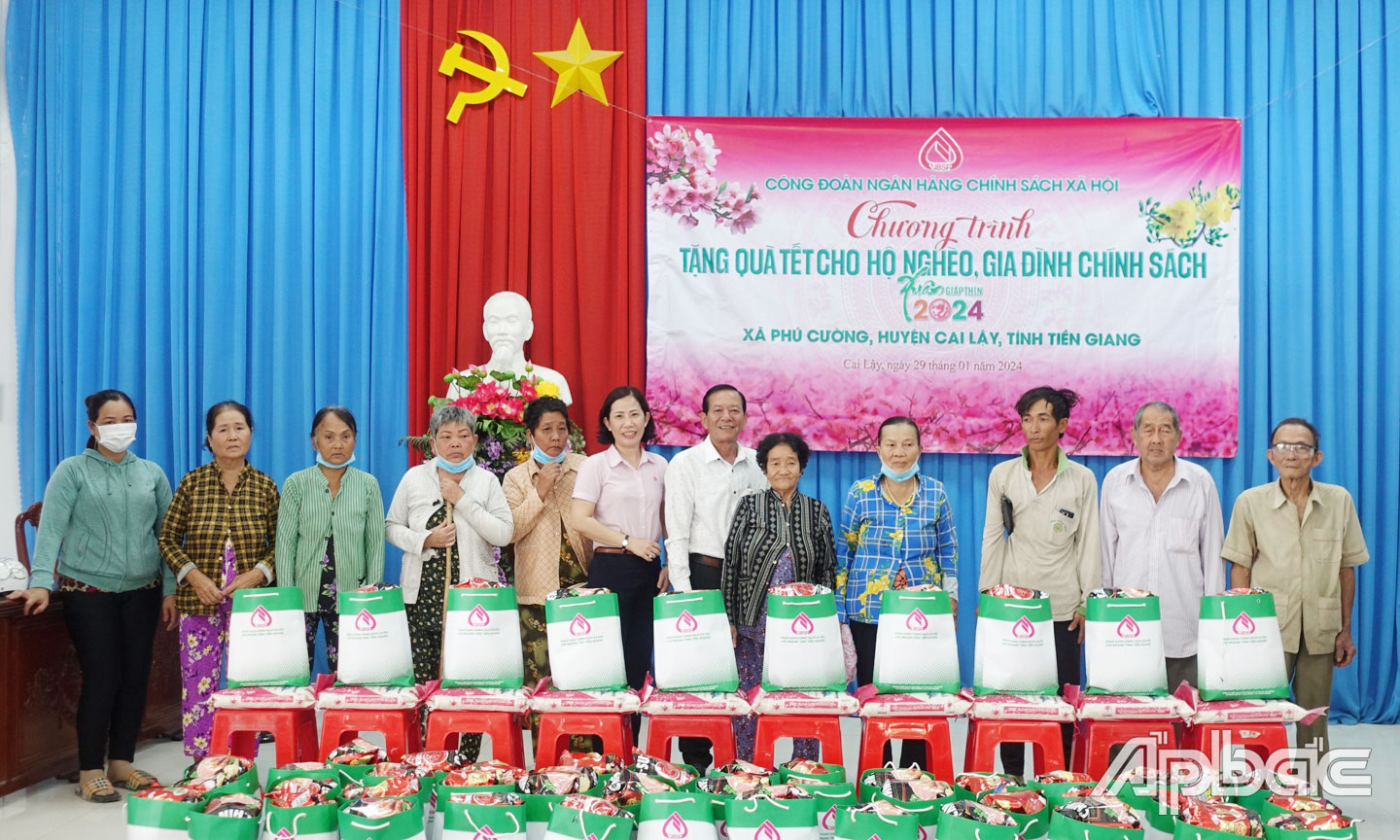 Đồng chí Võ Văn Nhanh, Phó Chủ tịch UBND huyện Cai Lậy trao quà cho hộ nghèo, gia đình chính sách dịp Tết Nguyên đán năm 2024.               