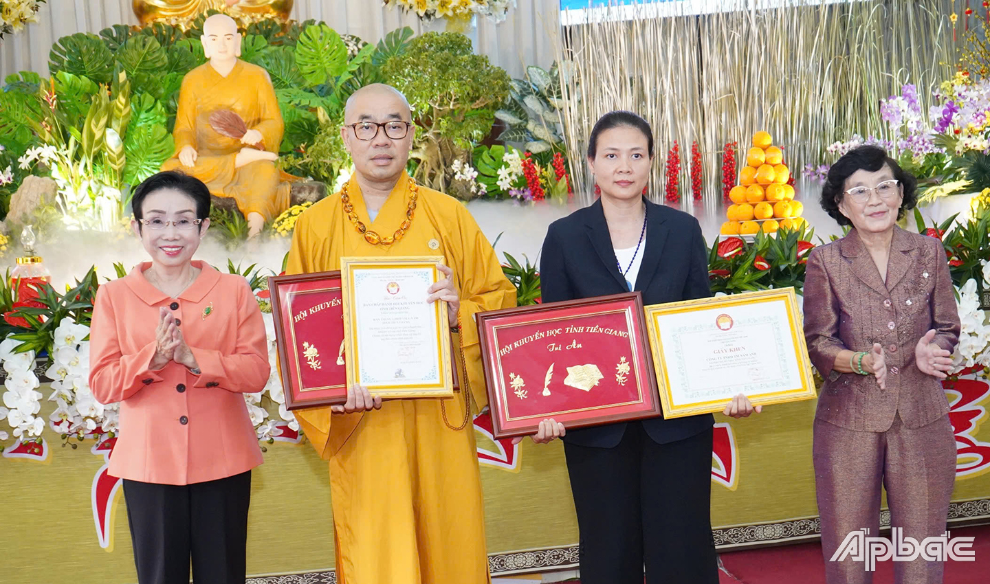 Bà Trương Thị Hiền, Phó Chủ tịch Hội khuyến học Việt Nam và bà Đồng Thị Bạch Tuyết, Chủ tịch Hội khuyến học tỉnh Tiền Giang trao thư cảm ơn đếnThượng tọa Thích Quảng Lộc và trao giấy khen của Hội khuyến học tỉnh đến đại diện gia đình  