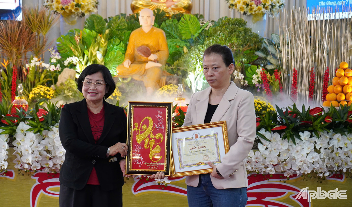 Bà Trần Thị Quý Mão, Chủ tịch Hội nạn nhân chất Độc da Cam tỉnh trao giấy khen của Hội đến 