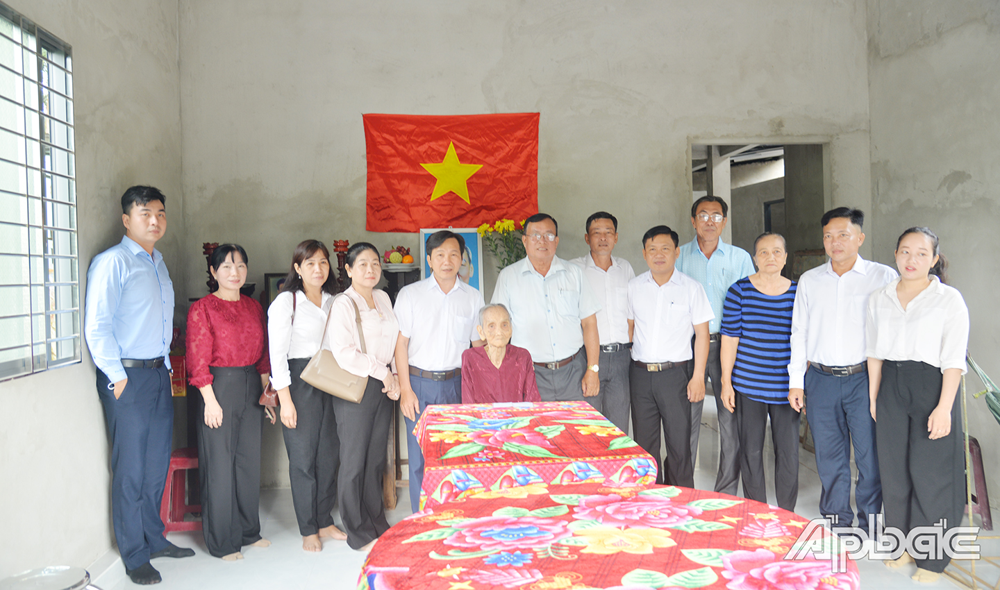 Lãnh đạo đơn vị tài trợ và chính quyền địa phương đến chúc mừng và chia sẻ niềm vui an cư trong nhà mới của cụ Trần Thị Thời