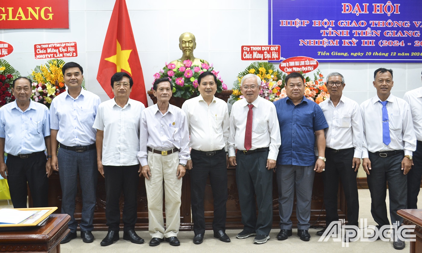 Ban chấp hành Hiệp hội GTVT tỉnh Tiền Giang nhiệm kỳ 2024 - 2029 ra mắt đại hội.