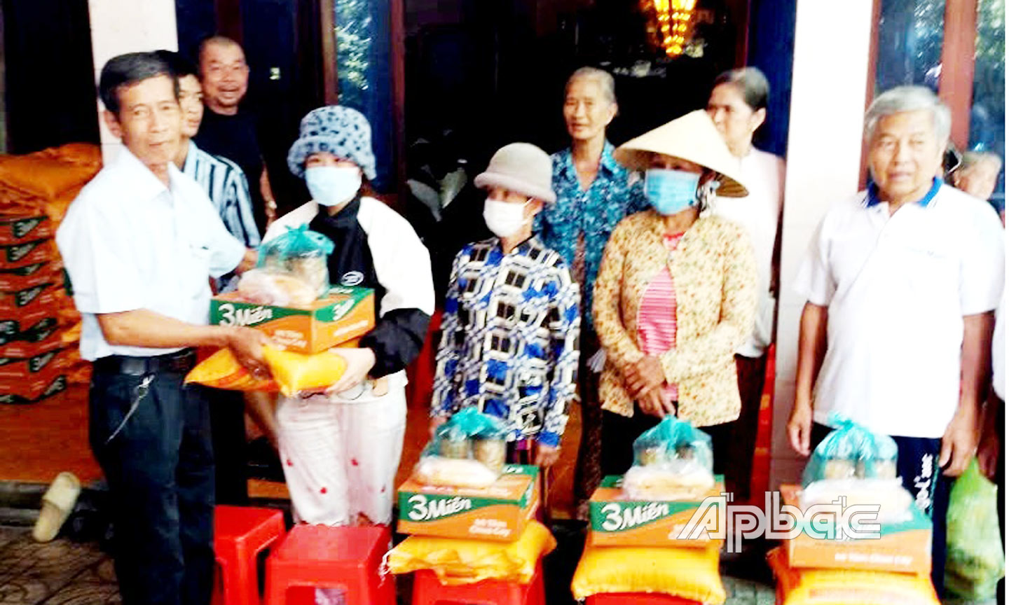 Chủ tịch Hội NNCĐDC Cai Lậy Nguyễn Văn Ân thăm hỏi, tặng quà cho NNCĐDC xã Mỹ Long.