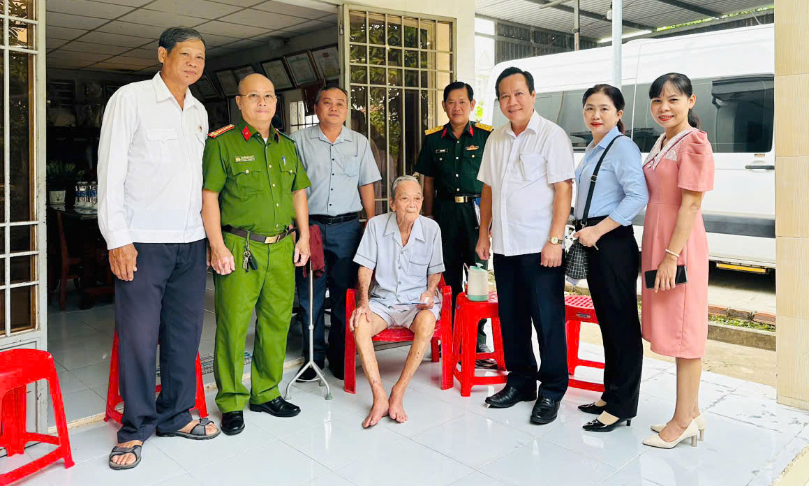 Đoàn do đồng chí Giản Bá Huỳnh làm trưởng đoàn đến thăm, tặng quà chocán bộ quân đội qua các thời kỳ chống Pháp, chống Mỹ và cán bộ Ban Chỉ huy Quân sự TP. Gò Công qua các thời kỳ.