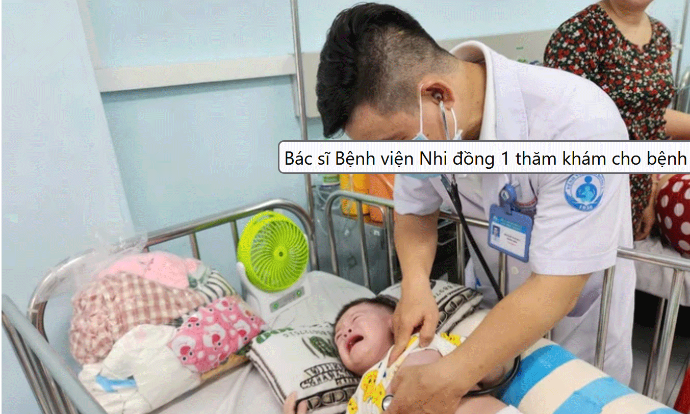 Bác sĩ Bệnh viện Nhi đồng 1 thăm khám cho bệnh nhi mắc sởi. Ảnh: GIAO LINH 