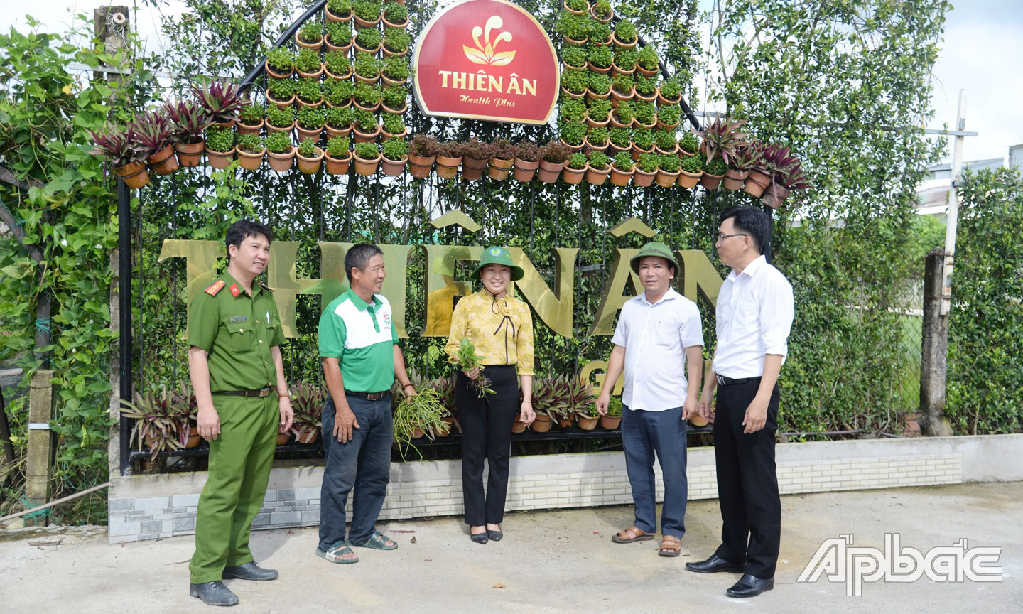 Lãnh đạo Sở Nông nghiệp và Phát triển Nông thôn  tỉnh Tiền Giang khảo sát tại Điểm du lịch dược liệu xanh Thiên Ân (huyện Gò Công Tây).