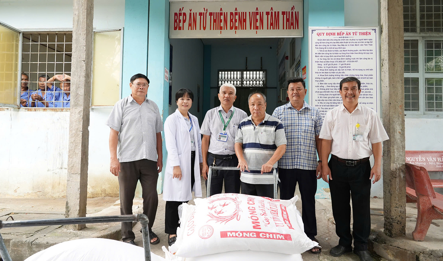 Ông Lý Văn Phúc (mặc áo thun) tặng gạo cho Bếp ăn.