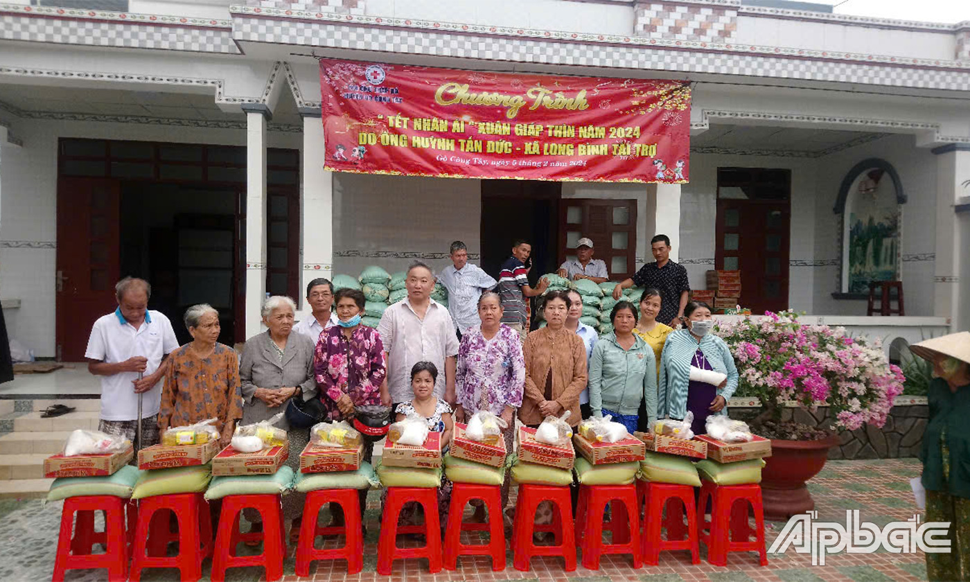 Hội Chữ thập đỏ huyện Gò Công Tây cùng mạnh thường quân trao quà hỗ trợ cho các hộ gia đình có hoàn cảnh khó khăn 