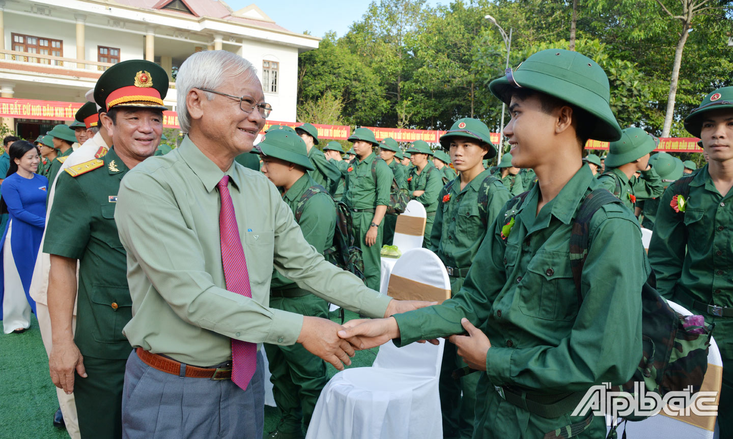 Chủ tịch UBND huyện Châu Thành Huỳnh Văn Bé Hai động viên các tân binh lên đường nhập ngũ.