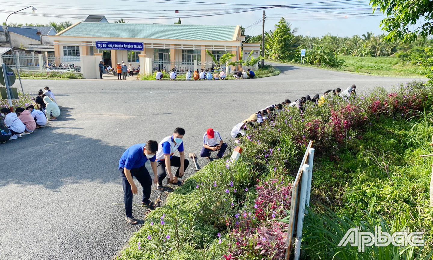 Người dân huyện tích cực tham gia dọn vệ sinh, trồng hoa thực hiện các tiêu chí về văn hóa, góp phần nâng chất phong trào TDĐKXDĐSVH. 