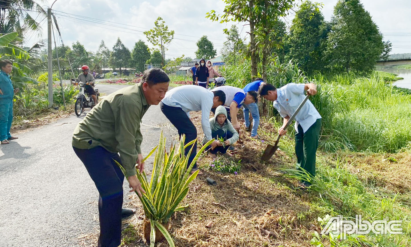 Người dân huyện tích cực tham gia dọn vệ sinh, trồng hoa thực hiện các tiêu chí về văn hóa, góp phần nâng chất phong trào TDĐKXDĐSVH. 