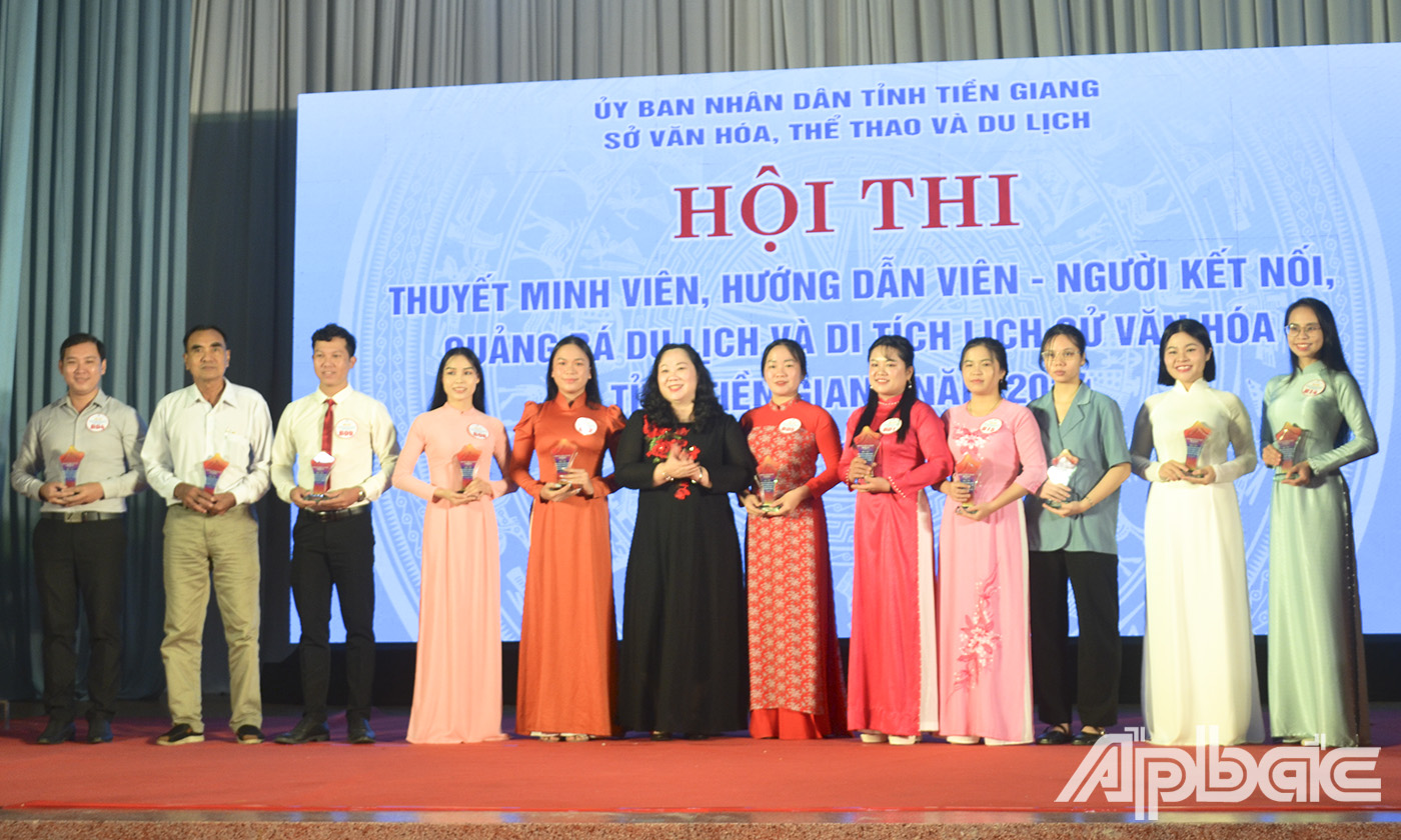 Trưởng ban Ban Văn hóa -Xã hội, HĐND tỉnh Tiền Giang Nguyễn Thị Tuyết Vân tặng quà lưu niệm cho các thí sinh dự thi.