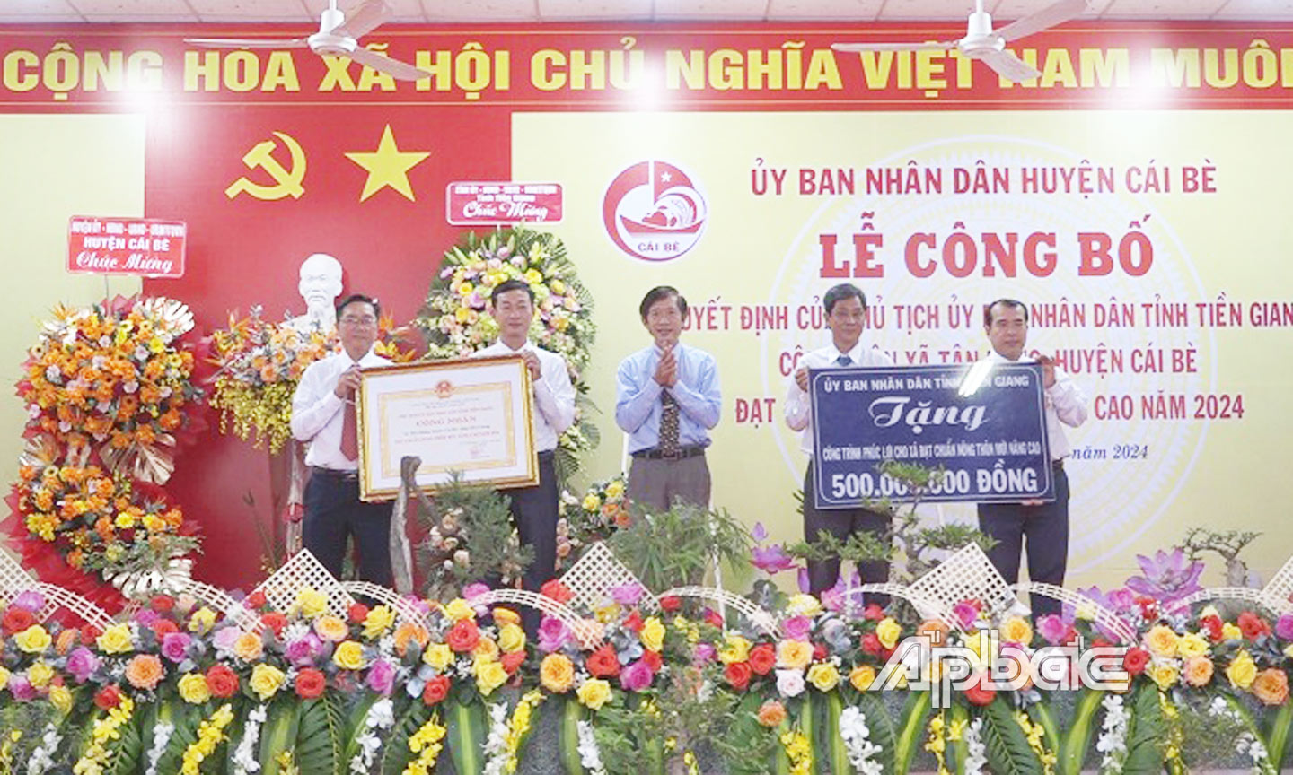 trao Bằng công nhận xã đạt chuẩn NTM nâng cao và công trình phúc lợi trị giá 500 triệu đồng cho xã Tân Hưng.