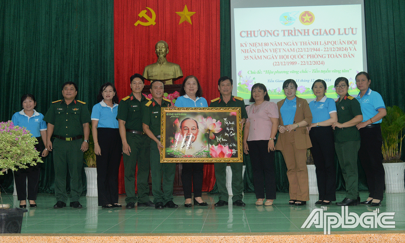 Hội LHPN tỉnh tặng quà lưu niệm cho Trung đoàn Bộ binh 924.