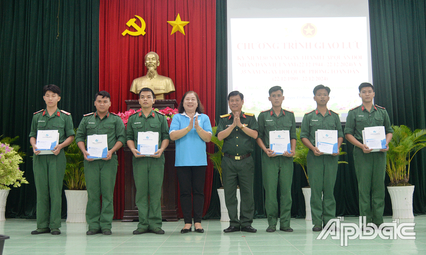 Hội LHPN tỉnh tặng quà cho các hạ sĩ quan.