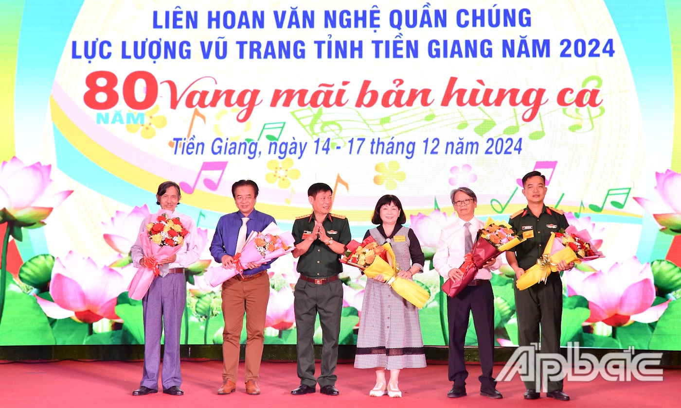 Ban Tổ chức Liên hoan tặng hoa cho Ban Giám khảo.