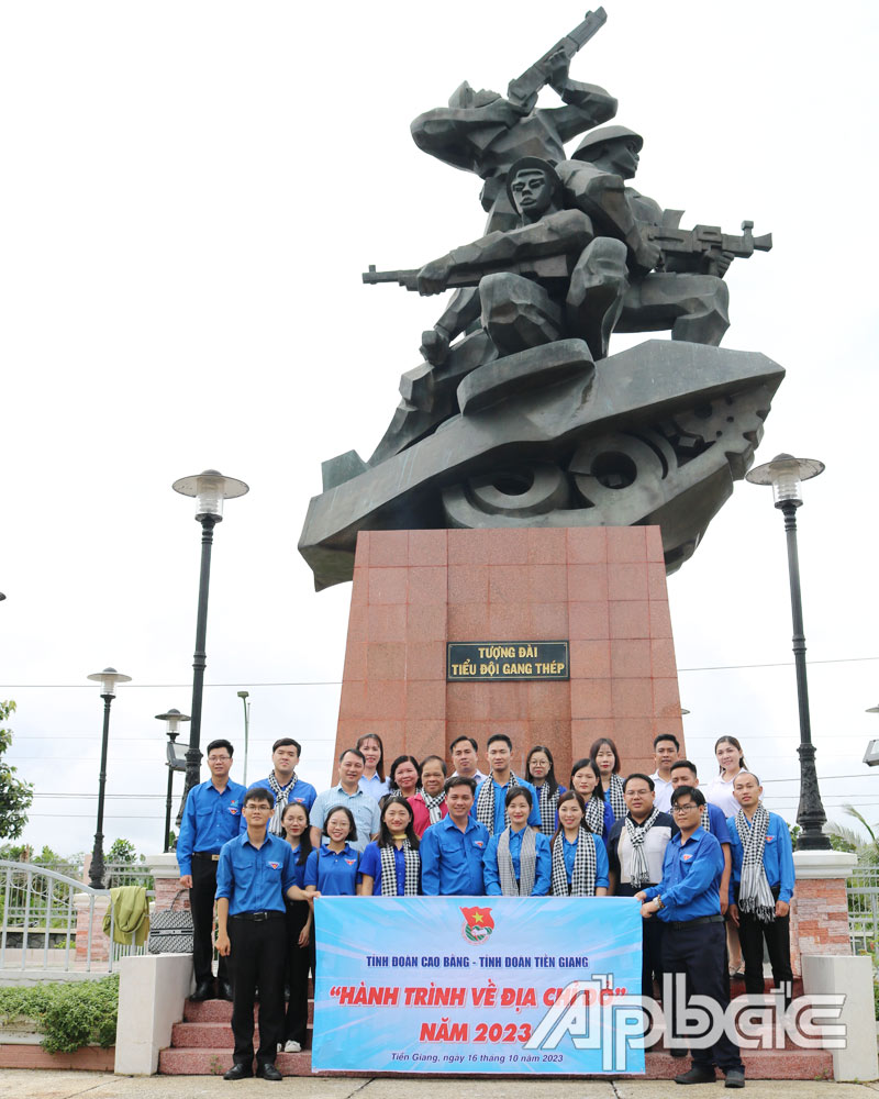 Tỉnh đoàn Tiền Giang - Tỉnh đoàn Cao Bằng tổ chức Hành trình về “địa chỉ đỏ”  tại Khu di tích Ấp Bắc.