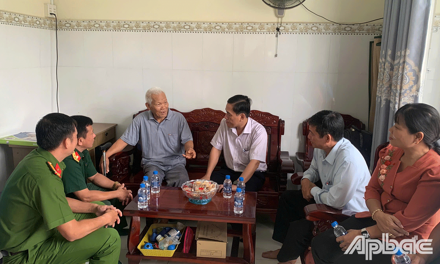 đồng-chí-Trương-Thành-Tấn,-nguyên-cán-bộ-Ban-Chỉ-huy-Quân-sự-huyện-kể-lại-những-kỷ-niệm-truyền-thống-cách-mạng-cho-thế-hệ-cán-bộ-trẻ-hôm-nay