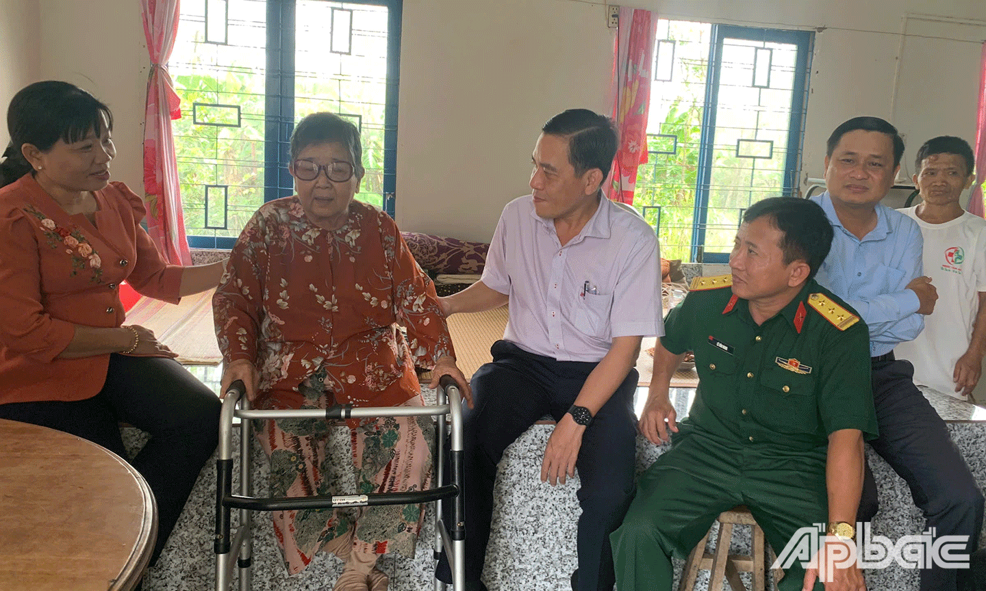 Đoàn-ân-cần-thăm-hỏi-sức-khỏe-và-tình-hình-đời-sống-Mẹ-Việt-Nam-Anh-hùng-Lại-Thị-Lệ-Chi