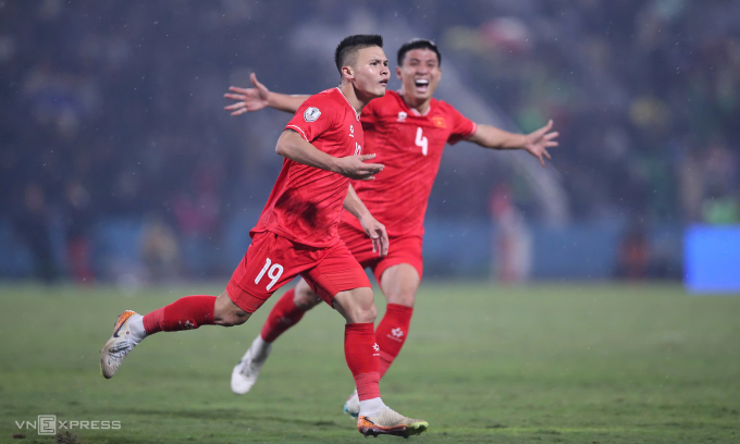 Quang Hải (số 19) mừng bàn trong trận Việt Nam hạ Indonesia 1-0 tại bảng B, ASEAN Cup trên sân Việt Trì, tỉnh Phú Thọ tối 15-12-2024. Ảnh: Lâm Thỏa