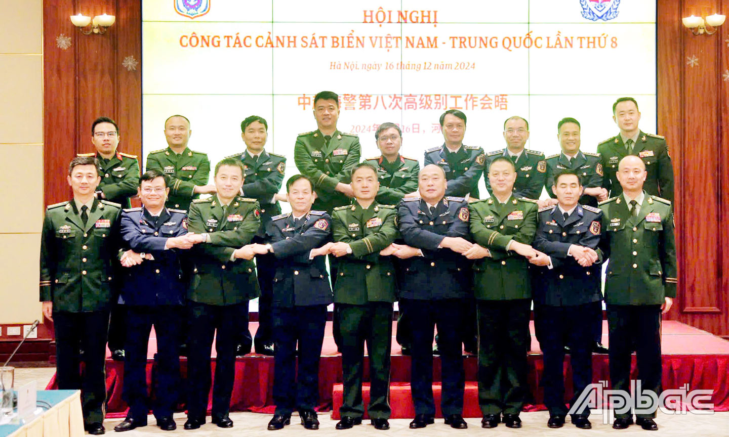 Trung tướng Lê Quang Đạo - Tư lệnh Cảnh sát biển Việt Nam và Thiếu tướng Uất Trung - Cục trưởng Cục Cảnh sát biển Trung Quốc cùng các đại biểu tham dự Hội nghị