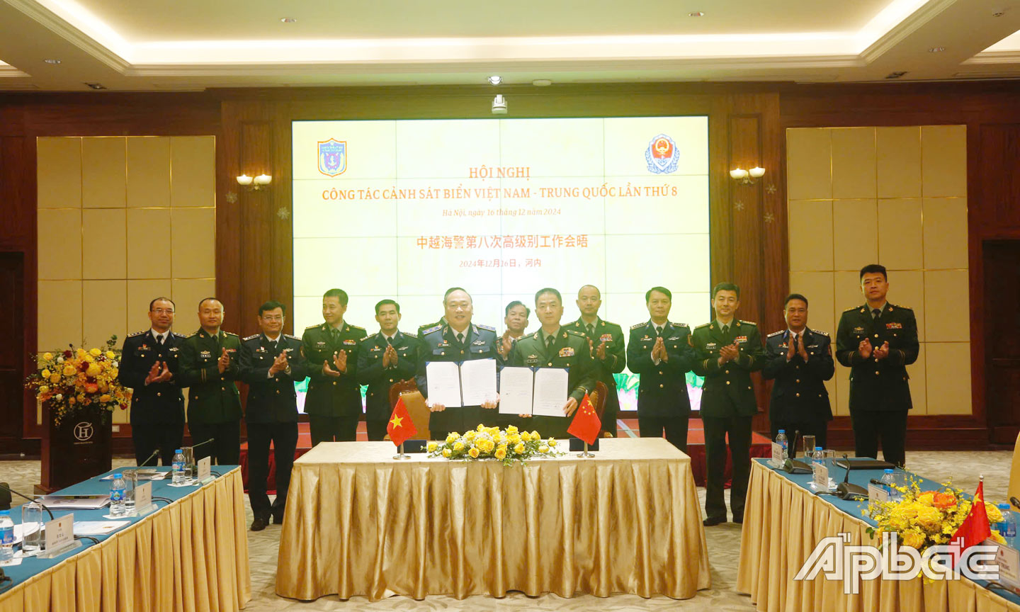 Trung tướng Lê Quang Đạo - Tư lệnh Cảnh sát biển Việt Nam và Thiếu tướng Uất Trung - Cục trưởng Cục Cảnh sát biển Trung Quốc đồng chủ trì Hội nghị.
